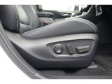 運転席にはパワーシートが付いております。パワーシートは指先1つで操作出来るためチカラの弱い女性の方でもシートに座ったまま操作出来ます♪