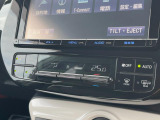 【オートエアコン】一度お好みの温度に設定すれば、車内の温度を検知し風量や温度を自動で調整。暑い&hellip;寒い&hellip;と何度もスイッチ操作をする必要はありません。快適な車内空間には必須の機能ですね♪
