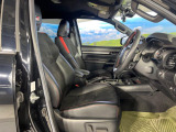 【専用スポーツシート】ホールド性に優れ、カーブ時の体が流れを抑制してくれます。また、体にフィットするから腰や背中が疲れにくく、ロングドライブや高速走行でも快適にお過ごしいただけます♪