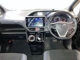 運転席周りのレイアウトをご覧ください。ナビゲーションが綺麗に装着されすっきり収まってますね!