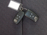 電子キーをポケットやカバンに入れているだけで、ドアの開錠・施錠が行えます。荷物を抱えていてもラクラク開閉です。エンジン始動も行えます。