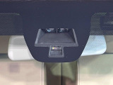 【スズキ セーフティサポート】走行中に前方の車両等を認識し、衝突しそうな時は警報とブレーキで衝突回避と被害軽減をアシスト。より安全にドライブをお楽しみいただけます。