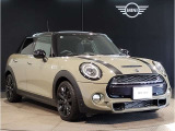 MINIのフロントグリルのデザインはイギリスで生まれた当初から、シルバーのサイドバーが折り重なった伝統的なデザインで御座います。その伝統はBMWのお車になってからでも少しずつ形を変えて守られております