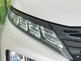 【LEDヘッドライト】悪天候や夜間走行時も良好な視界を確保し安心して運転できる高輝度LEDヘッドライトを装備!点灯速度が早く、消費電力も抑えられています。