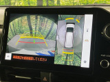 【パノラミックビューモニター】専用のカメラにより、上から見下ろしたような視点で360度クルマの周囲を確認することができます☆死角部分も確認しやすく、狭い場所での切り返しや駐車もスムーズに行えます。
