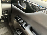 運転席側のドア部。こちらのスイッチでドアミラーの角度調整やパワーウィンドーの操作が可能になります。