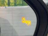 【ブラインドスポットモニター】走行中、ドアミラーの死角になりやすい箇所に後続車が接近するとサイドミラーのレンズに警告を表示!ドライバーに注意喚起をしてくれます。