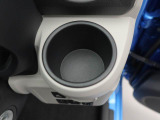 カップホルダーは運転席や助手席からちょうど手の届く位置です!!