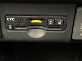 【ETC】有料道路を利用する際に料金所で停止することなく通過できる、ETC車載器(ノンストップ自動料金収受システム機器)が装備されています。セットアップを行うことで利用可能になります。