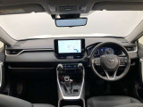シンプルながら機能性あふれる運転席廻りです。視界性もよく、運転しやすいですよ。