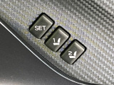 【メモリー機能付きパワーシート】ドライバーごとに設定したシート位置を記憶して、ボタン一つで切り替えできる便利な機能!運転する方が複数名いらっしゃるご家庭におすすめです♪