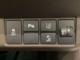 ハンドルの右側にはヘットライトリベライザーとHondaセンシング用のメインスイッチがついています。ヘッドライトリベライザーは道路状況や積荷の加重に応じてライトの高さを調節できます。