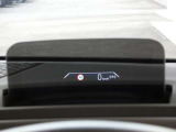 BMWヘッドアップディスプレイ:ドライバーが常に前方の道路状況に集中できるように装備され、現在の車速、ナビゲーション・システムによるルート案内の矢印表示などさまざまな情報をドライバーの視界内に表示します。