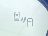 【ブラインドスポットモニター】走行中、ドアミラーの死角になりやすい箇所に後続車が接近するとサイドミラーのレンズに警告を表示!ドライバーに注意喚起をしてくれます。