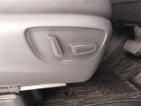 運転席のシート調整を電動で調整できます。無段階調整なので、どなたにもピッタリの調整が可能です。