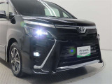 高輝度で点灯速度が速く、しかも消費電力の少ないLEDヘッドライトが装備されています!LEDの明るい光が走行中の視界の確保をサポートして、夜のドライブがより楽しく安全に運転できます♪