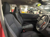 運転席の画像です。足元やシートまわりに余裕があり、リラックスした姿勢で運転が可能です。視界も良好で操作系へのアクセスもしやすく、快適で安心感のあるドライブをサポートします。