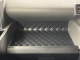 助手席側のインパネトレイは大きくてボックスティッシュも置けます!USBソケットつきでスマホの充電もできます♪