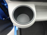 カップホルダーは運転席や助手席からちょうど手の届く位置です!!