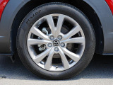18インチ純正アルミホイールを装備。タイヤサイズは215/55R18となります。