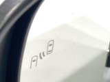 【ブラインドスポットモニター】走行中、ドアミラーの死角になりやすい箇所に後続車が接近するとサイドミラーのレンズに警告を表示!ドライバーに注意喚起をしてくれます。