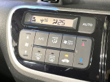 【オートエアコン】一度お好みの温度に設定すれば、車内の温度を検知し風量や温度を自動で調整。暑い&hellip;寒い&hellip;と何度もスイッチ操作をする必要はありません。快適な車内空間には必須の機能ですね♪