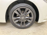 純正のアルミホイール装着。タイヤサイズは215/45R17