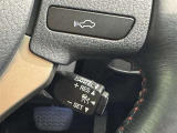クルーズコントロール機能が付いています。 速度を設定するとアクセルを踏まなくても一定の速度で走ることができます。  高速道路ではとても便利な装置なんです。