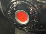 【オートエアコン】一度お好みの温度に設定すれば、車内の温度を検知し風量や温度を自動で調整。暑い&hellip;寒い&hellip;と何度もスイッチ操作をする必要はありません。快適な車内空間には必須の機能ですね♪
