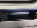運転席側のインパネアッパーボックスは嬉しい収納!ここにもUSBソケットがついています!