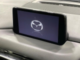 【8インチマツダコネクト】車内の雰囲気にマッチした大型のディスプレイ。スマホ接続でのナビ使用やBluetooth再生等、様々な機能が楽しめます。直感的なダイヤル操作が可能で、使い勝手も良好です。