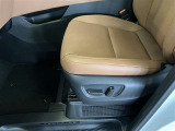 パワーシート搭載。微妙な調整が手軽にでき、ピッタリなポジションで運転することが可能です。