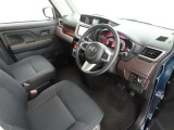 シンプルで使いやすいデザインの運転席です。