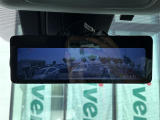 【デジタルルームミラー】車両後方カメラの映像をルームミラーに映すことが出来ます。 そのため、後席に人や荷物があって後方が見えづらい場合でもしっかり視界を確保することが出来ます。