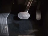 【ペダル】BMWはオルガン式アクセルペダルを採用しています。踏み込む足とペダルが同じ軌跡を描くため、かかとがずれにくく、アクセルコントロールがよりしやすくなるメリットがあります。