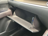 車検証なども収納できる大型のグローブボックスは、使い勝手もよく役立ちます!