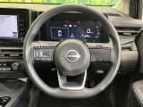 インテリアに合わせたデザインのステアリングは、運転される方のことも考え、運転しやすい形状、大きさです。是非一度、実際に触ってお確かめください。