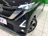 【LEDヘッドライト】悪天候や夜間走行時も良好な視界を確保し安心して運転できる高輝度LEDヘッドライトを装備!点灯速度が早く、消費電力も抑えられています。