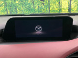 【8インチマツダコネクト】車内の雰囲気にマッチした大型のディスプレイ。スマホ接続でのナビ使用やBluetooth再生等、様々な機能が楽しめます。直感的なダイヤル操作が可能で、使い勝手も良好です。