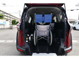 私たちは福祉車両の専門家です。数多くの実績から様々なアドバイスが得意です。詳しくは当社ホームページにて。「坂出自動車」で検索して下さい。※車いすは見本です。