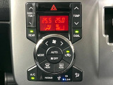 【オートエアコン】一度お好みの温度に設定すれば、車内の温度を検知し風量や温度を自動で調整。暑い&hellip;寒い&hellip;と何度もスイッチ操作をする必要はありません。快適な車内空間には必須の機能ですね♪