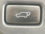 【パワーバックドア】スマートキーや運転席のボタンを押すだけでリアゲートが自動で開閉します!荷物を持っている時や、高い位置にあるバックドアを閉める際に便利な機能です♪