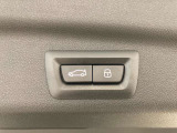 運転中にもオーディオの音量やFMの切り替えなどステアリングでの操作で切り替え可能なため、ステアリングから手を放す必要がない為、運転中でも操作が簡単でございます。