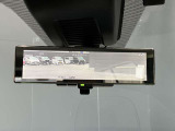 車両後方のカメラ映像をミラー面に投影します。社内の状況や天候に左右されずいつでもクリアな後方視界が得られます。