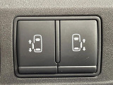 【両側パワースライドドア】スマートキーや運転席のスイッチで後席両側スライドドアの開閉が可能♪電動だから力を入れてドアを開ける必要が無く、小さなお子様でも簡単に開け閉めでき快適です♪