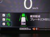 【ホンダセンシング】走行中に前方の車両等を認識し、衝突しそうな時は警報とブレーキで衝突回避と被害軽減をアシスト。より安全にドライブをお楽しみいただけます。