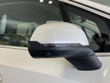 BMWのミラーは車種によって異なりますがレーンチェンジウォーニングが装備されております。詳しくは当店スタッフまでお問い合わせくださいませ。