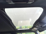 【ガラスルーフ】ガラスルーフ搭載で車内の解放感が一気にアップ!開放的なドライブをお楽しみいただけます。