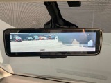 車両後方のカメラ映像をミラー面に投影します。社内の状況や天候に左右されずいつでもクリアな後方視界が得られます。