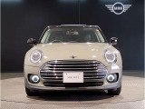 MINIのフロントグリルのデザインはイギリスで生まれた当初から、シルバーのサイドバーが折り重なった伝統的なデザインで御座います。その伝統はBMWのお車になってからでも少しずつ形を変えて守られております